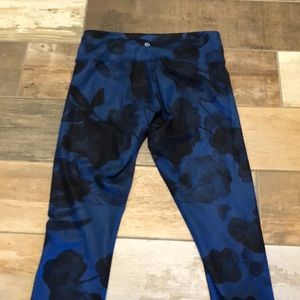 Lululemon 6 crop blue and black flowers